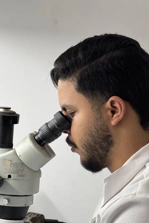 Técnico especializado em manutenção de equipamento óptico cirúrgico