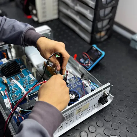Técnico em manutenção de placa eletrônica cirúrgica