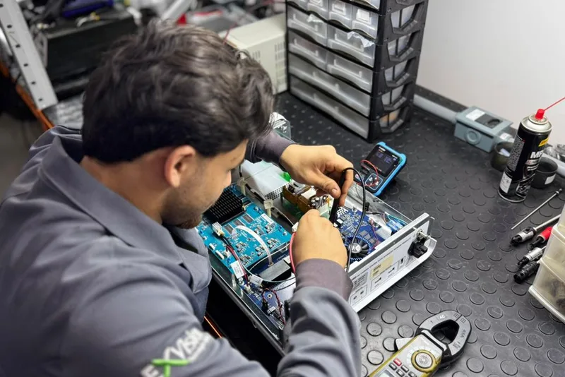 Técnico realizando manutenção em equipamento cirúrgico